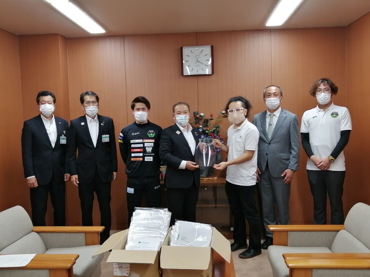 チームカラーに合わせたフェイスシールドを届ける活動 だんちょ コロナ禍にjリーグができる社会支援を考えるサポーター Note