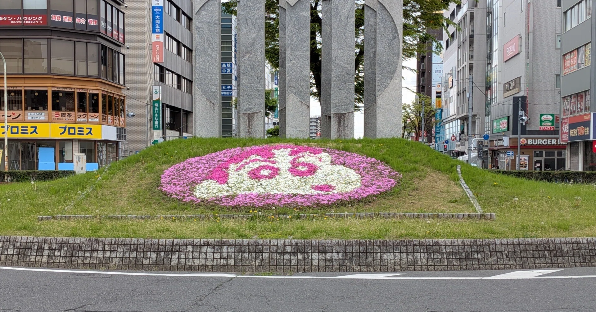 クレヨンしんちゃんの街・春日部を歩く。新庁舎の野原一家と、絶品パン