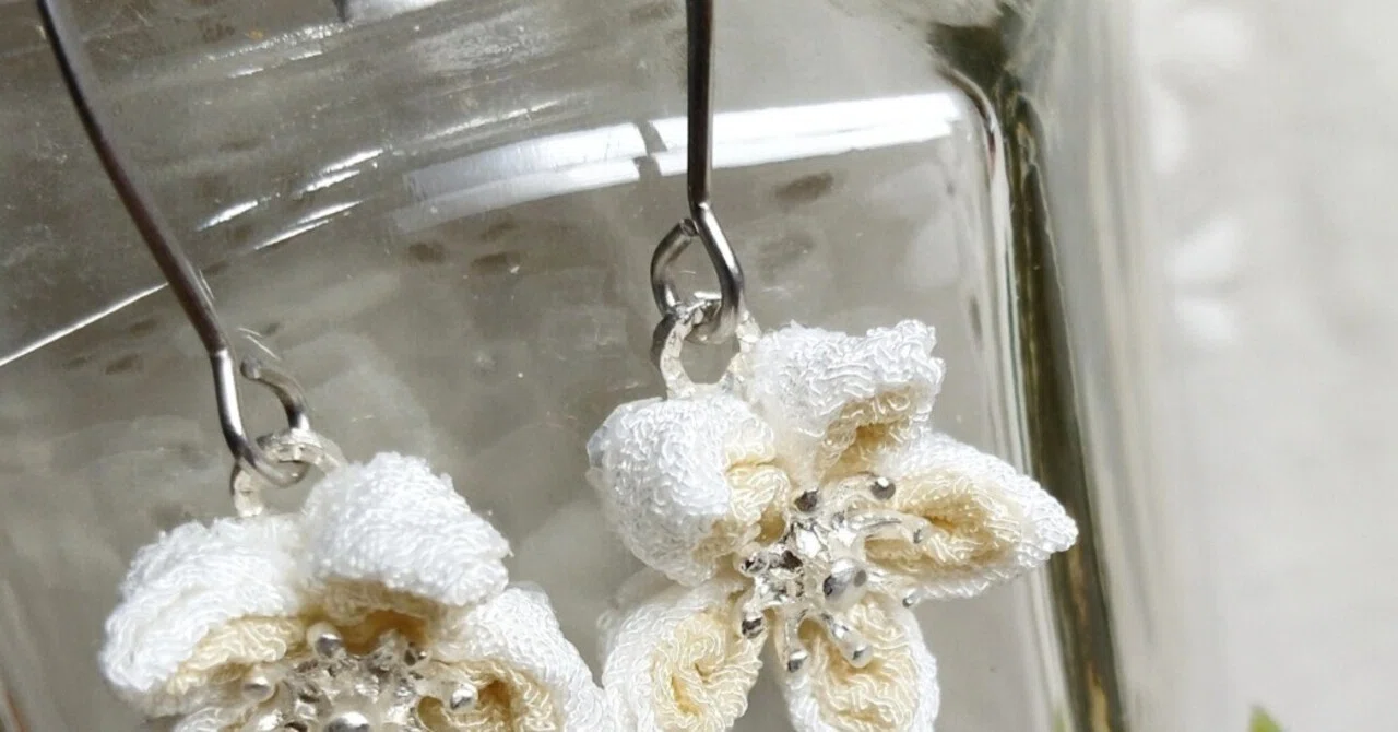 白色の剣菊」ピアス｜COTO.203319