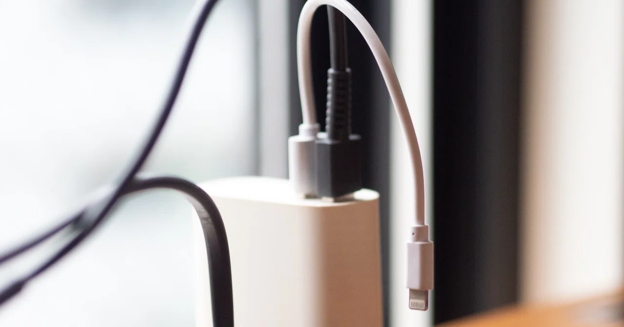 The pleasure of 'erasing' desk wiring. 5 essential tools for cable ...