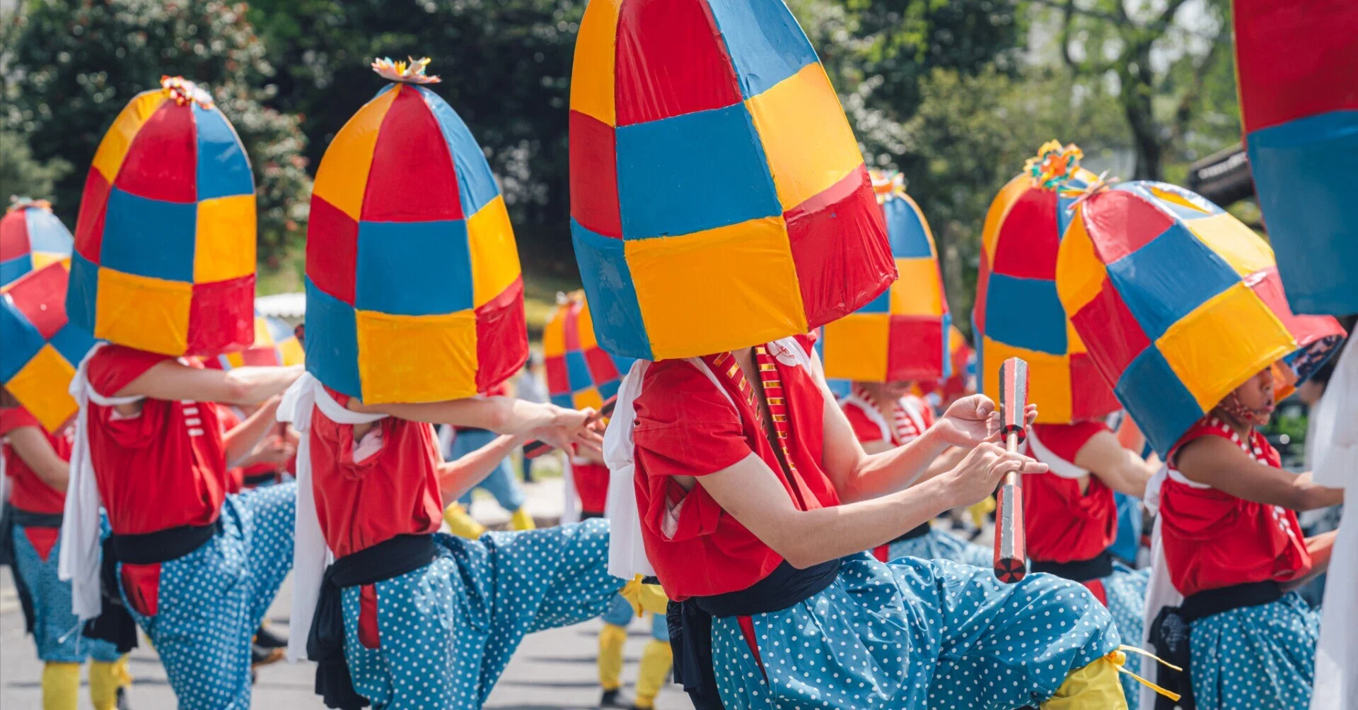 色鮮やかな衣装で踊り歩く。岐阜・中津川の杵振り花馬祭り｜吉岡栄一