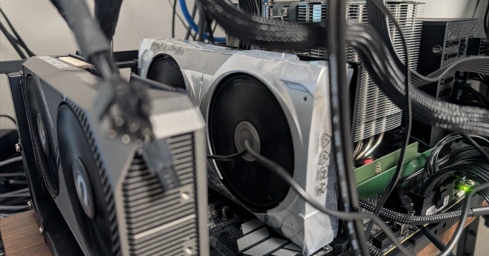 RTX 5060 Ti 16GBを2枚刺しでQwen3.6-27Bを動かした。VRAM 32GBは安い