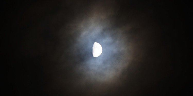 今夜は　雲が多く月光環が美しい、