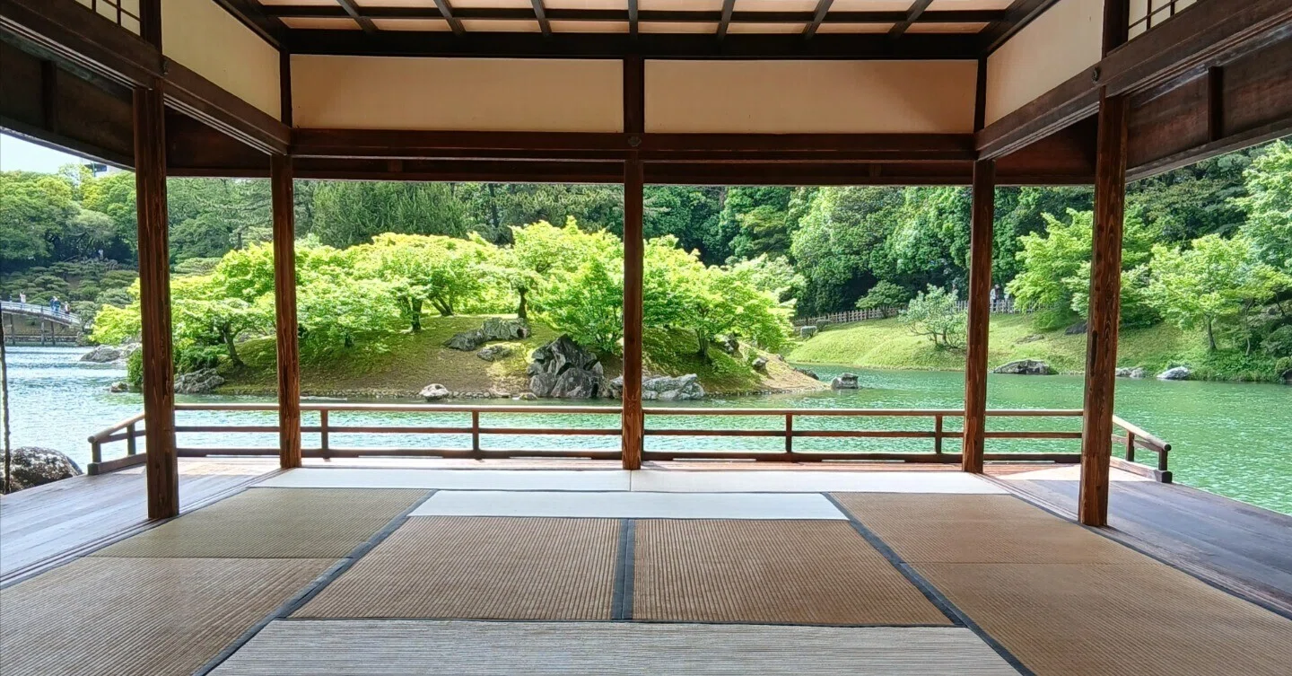 香川県高松市の栗林公園にある掬月亭（きくげつてい）で抹茶とお菓子を