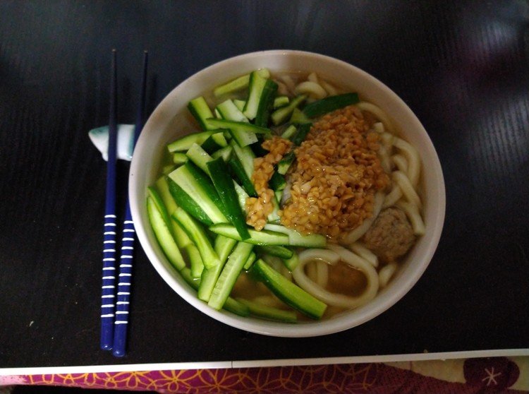 昨日、寝れなかったので夜食を作り食べる。ぶっかけうどん。美味しかったです