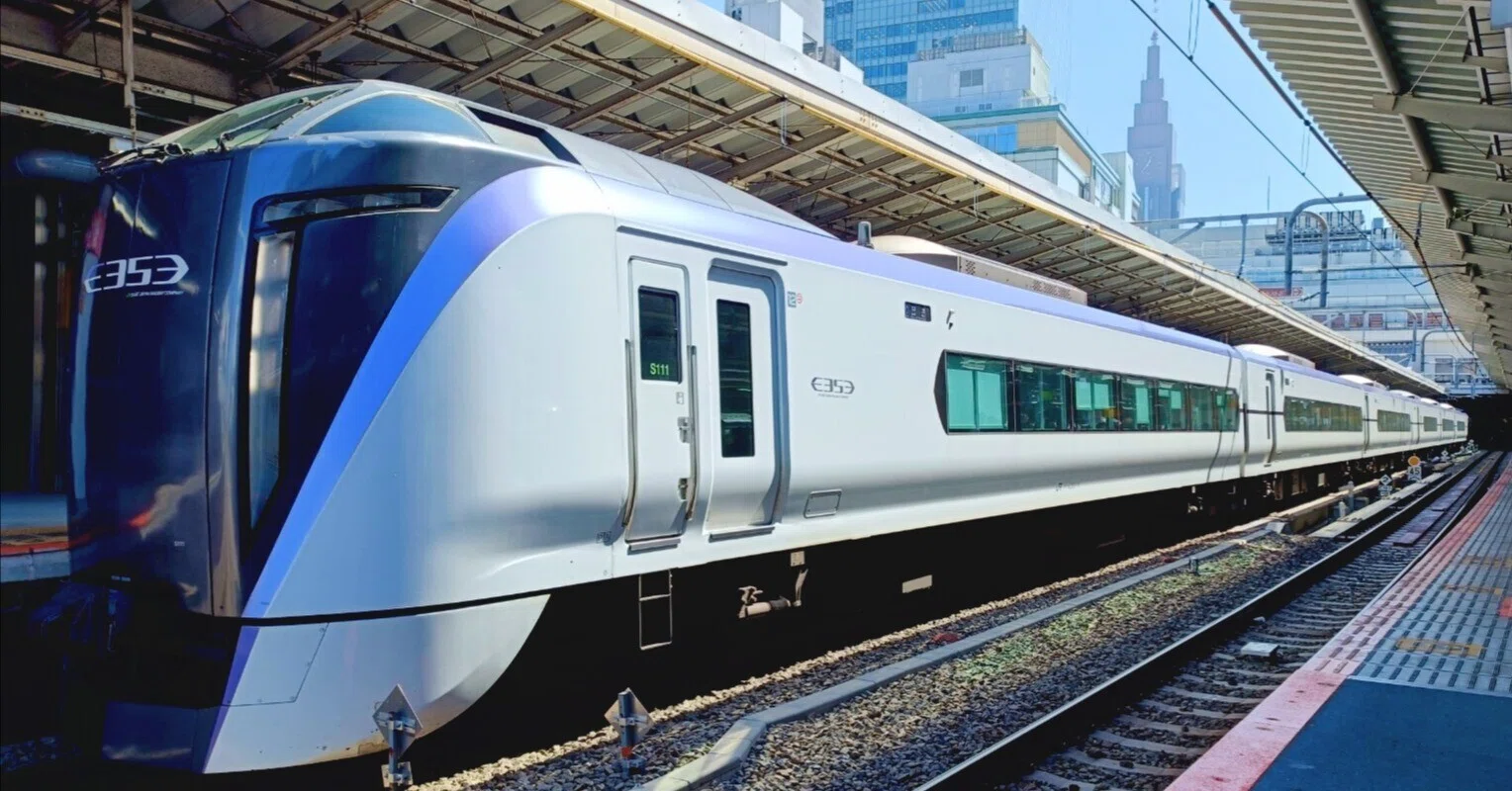 スタイリッシュなおしゃれ特急E353系 中央本線「あずさ」「かいじ