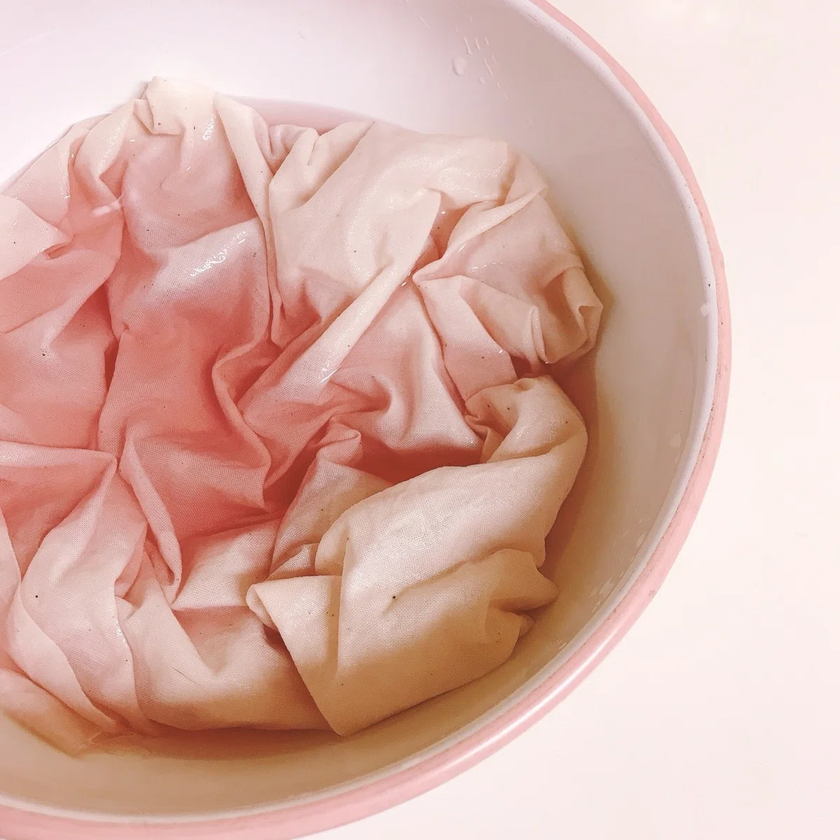 庭の薔薇の花を摘み取りローズ水を作ってそれで布を染めてみる