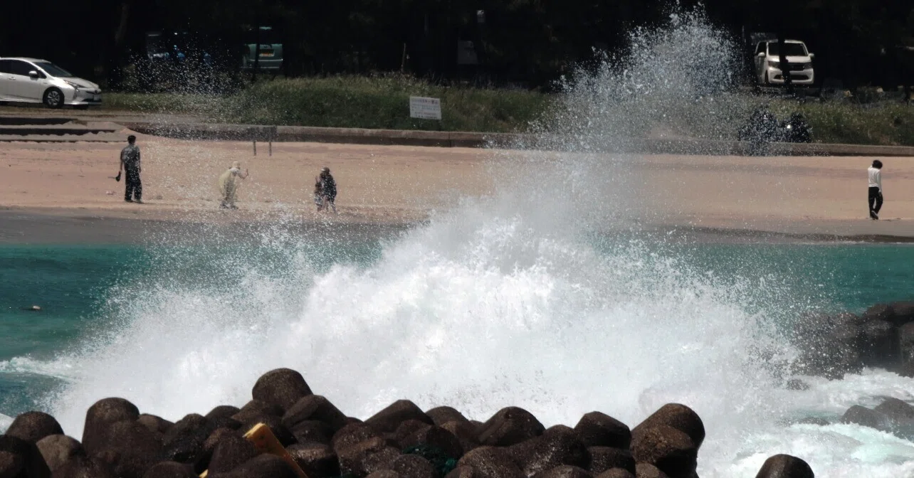 【中古】 初夏の浜辺を歩けば 竹野浜は初夏の彩り／5連休初日、大きな波に歓声／3日 「北前まつり