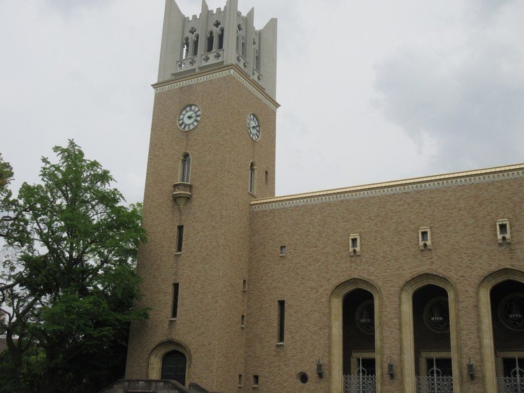 【早稲田大学】

1882年創立。東京専門学校が前身で、1902年に現在の校名になりました。写真は早稲田大学のシンボルである創立者の大隈重信を記念した大隈講堂です。