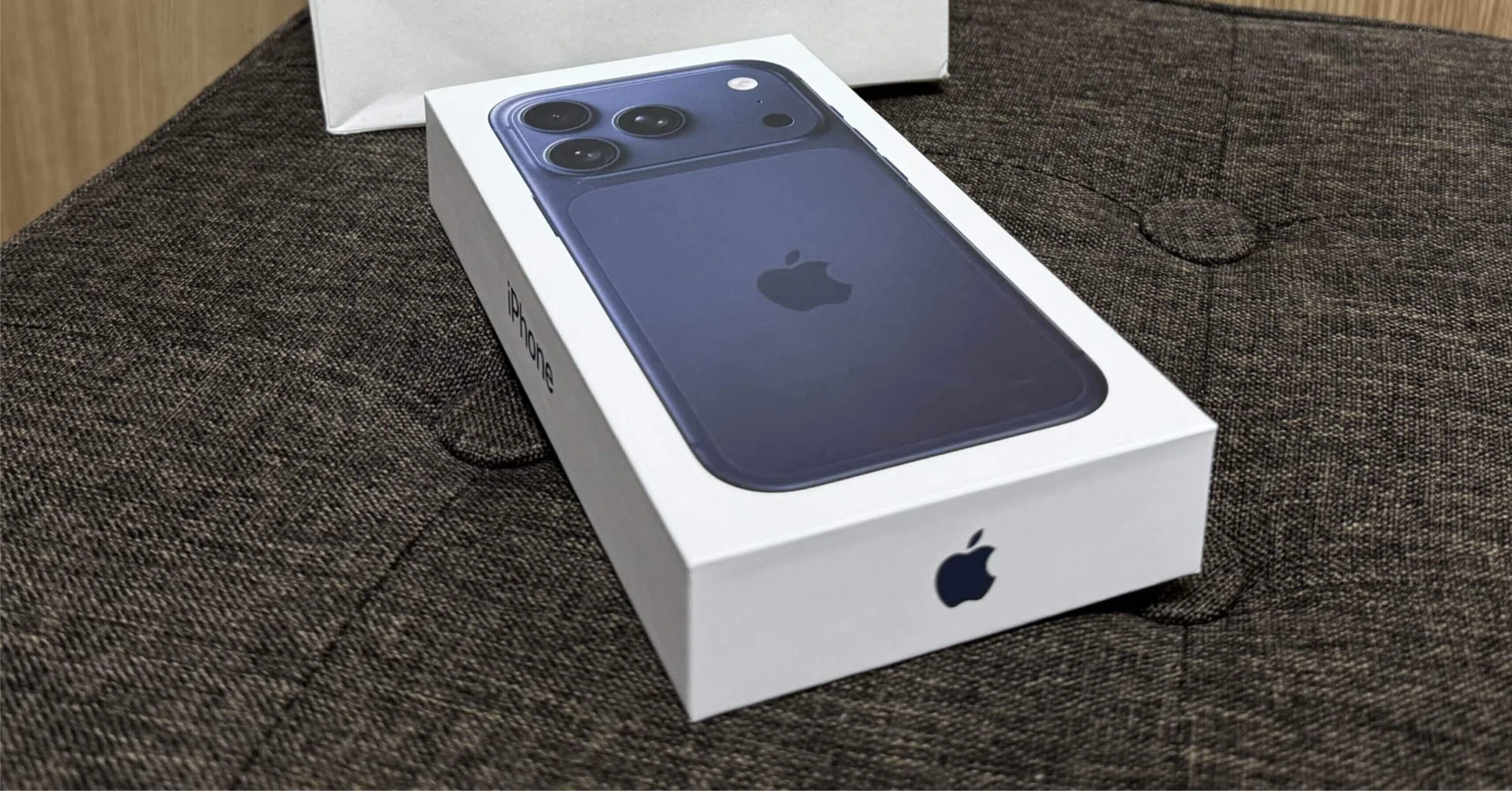 iPhoneの背面に穴開いても使ってる人って、感電とかせえへんの？ #余計