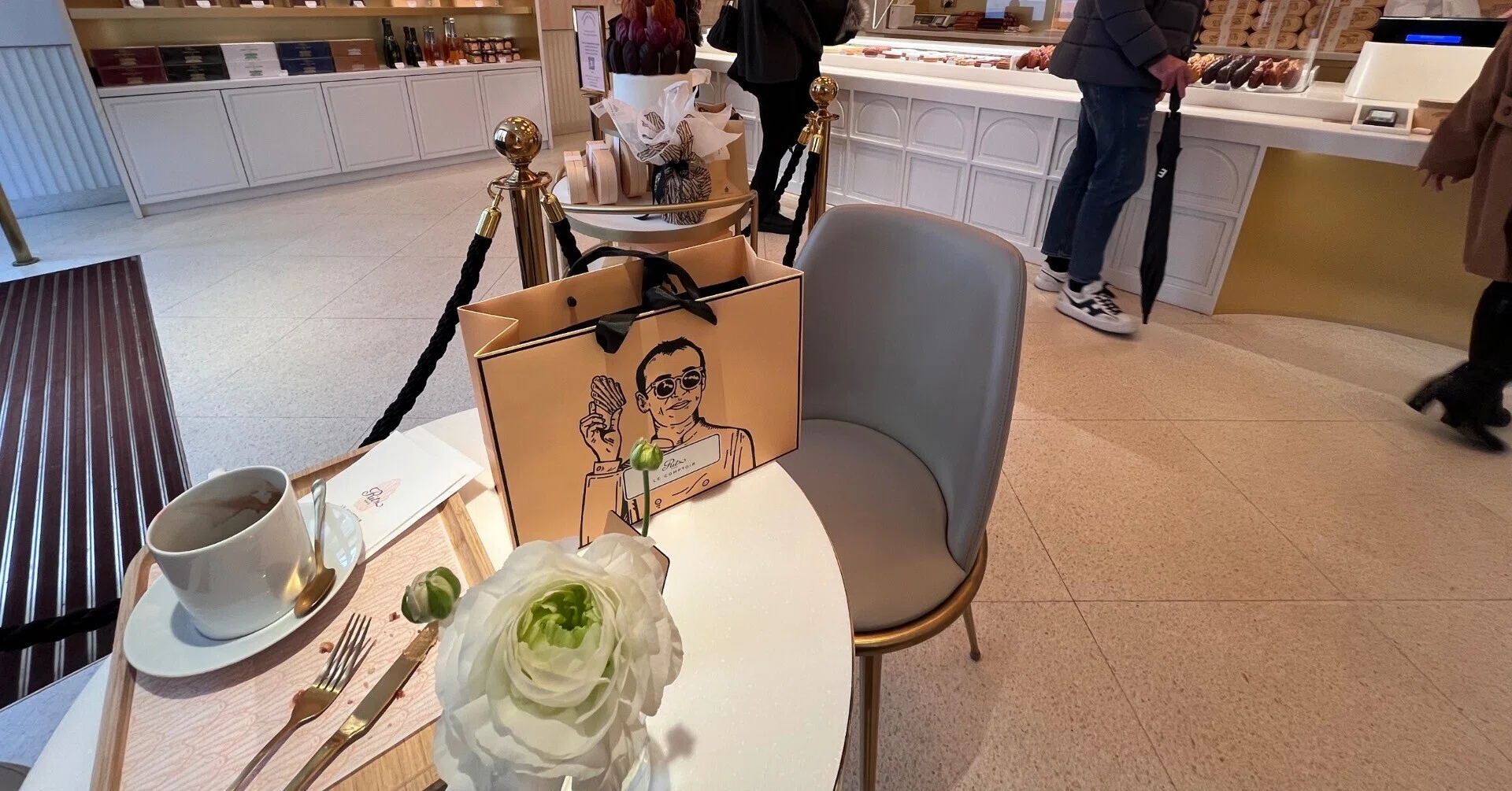 フランス?? パリのカフェ】某界隈聖地お散歩してマドレーヌをお土産 