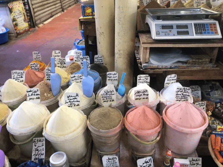 モロッコの市場にあるフェイスマスク。石や土、ヘナやインディゴ(インドと違って石)ガスール等　絵具にする人も！
#モロッコ#コスメ
