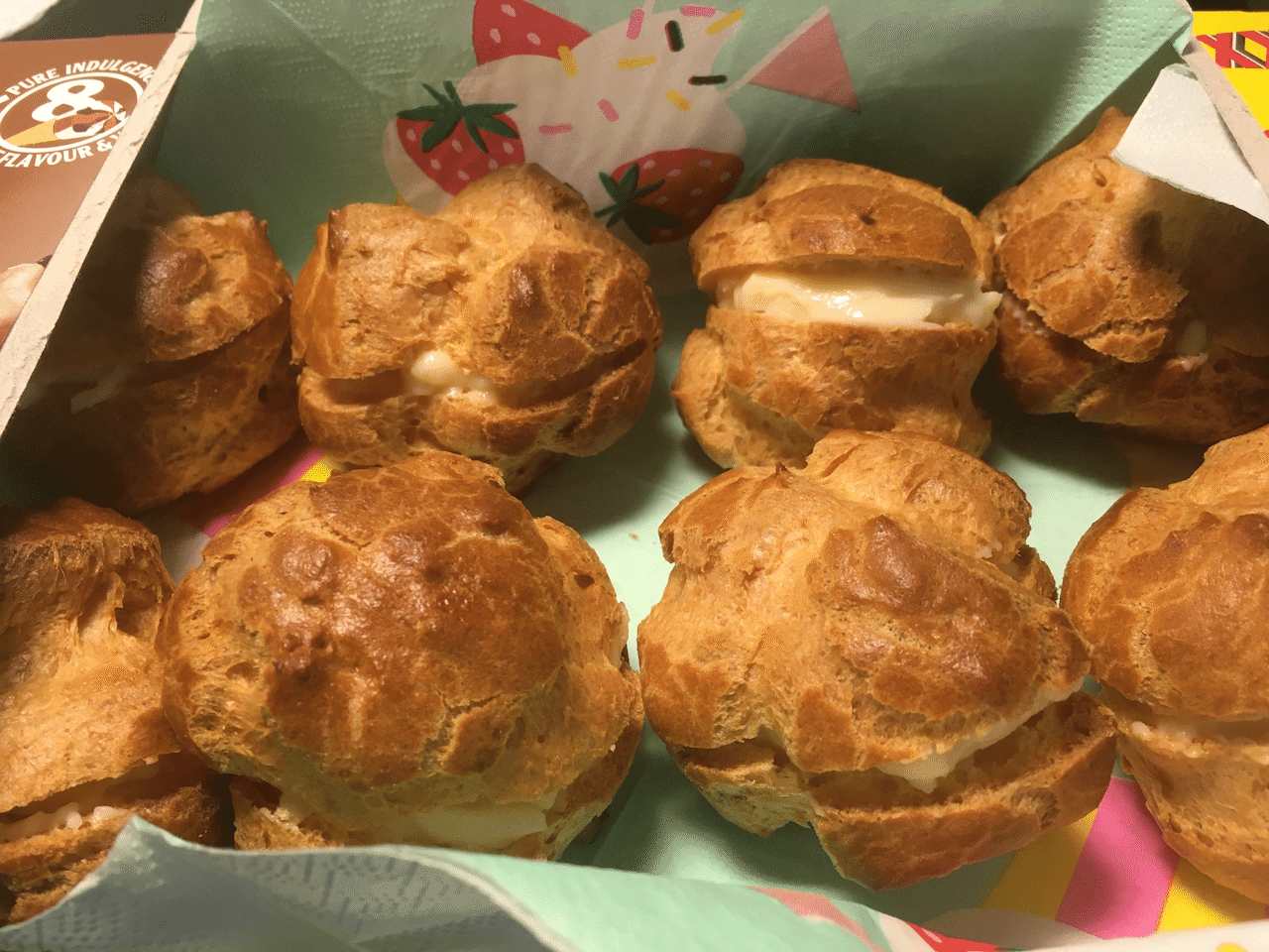 ロックダウンが緩和され、食事にお呼ばれすることが増えました。この日は2つ目のペーパー提出が終わったタイミングで息抜き女子会。奥さんは、手作りシュークリームを手土産に持って行きました♪僕は、ちょっと多めに作ってもらったシュークリームと一緒にお留守番。イエーい✌️ 画像1