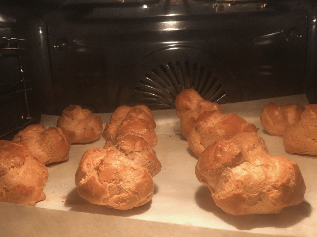 うまく膨らむか心配でしたが、シュークリームの皮はオーブンで良い感じになりました!ちなみにオーブンはお菓子用にじっくり熱が伝わる「トラディッショナルオーブン モード」を使いました。 オーブンの使い方はこちら → https://note.com/hiroshi_higuchi/n/nfb930093aada 画像2