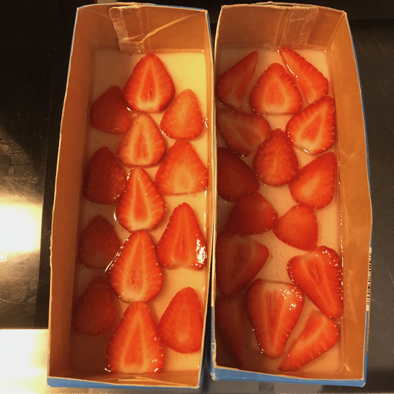 レアチーズケーキの上には、イチゴゼリーを載せて2層にしてもらいました。デンマーク産のイチゴは今が旬なのかとっても甘くて美味しかったので、僕はつまみ食い担当 笑 画像5