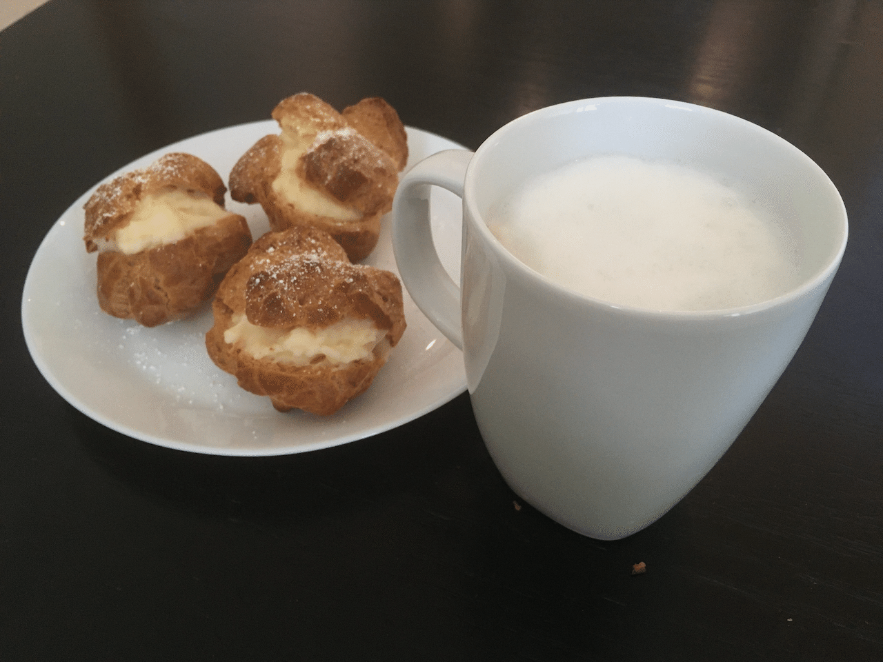 奥さんが女子会に出かけた後にゆっくりコーヒータイム♪ 僕のシュークリームは、特別にカスタード多めにしてもらっちゃった♡ 画像3