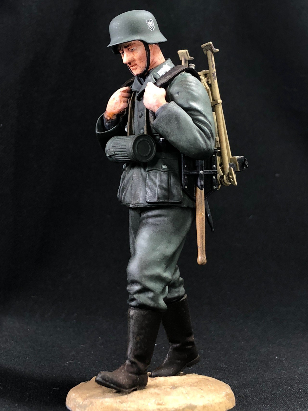 タミヤ『1/16 WWII ドイツ機関銃チーム装填手（三脚架搬送
