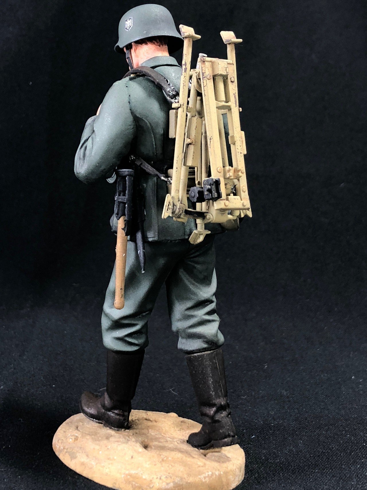 タミヤ『1/16 WWII ドイツ機関銃チーム装填手（三脚架搬送