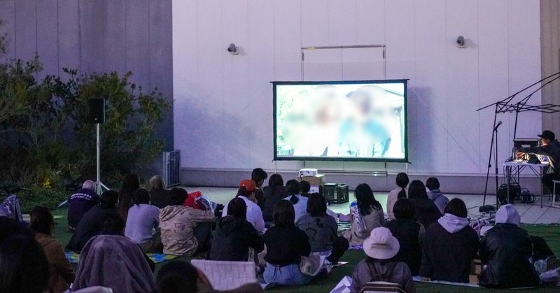 あの夜、プラサヴェルデ屋上が映画館に｜星空映画レポート