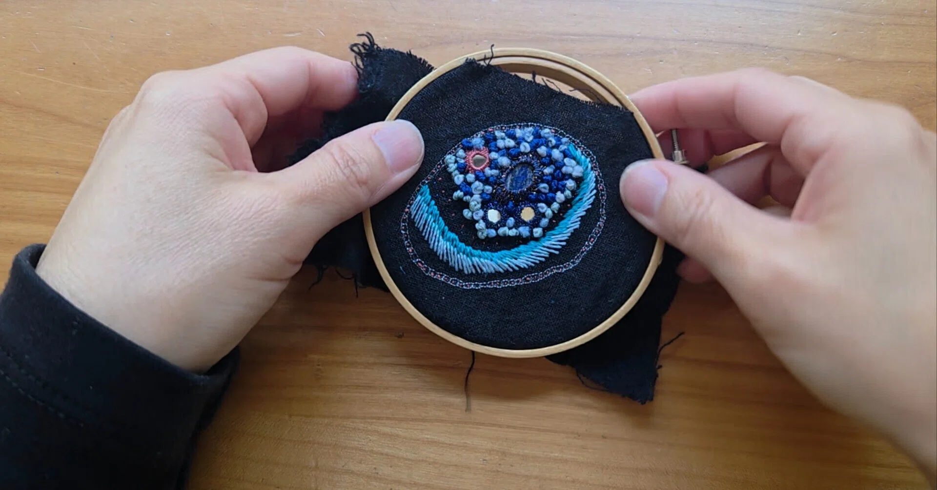 ラピスラズリの御守り ラピスラズリの御守りキーリング｜手刺繍と天然石｜みるまに