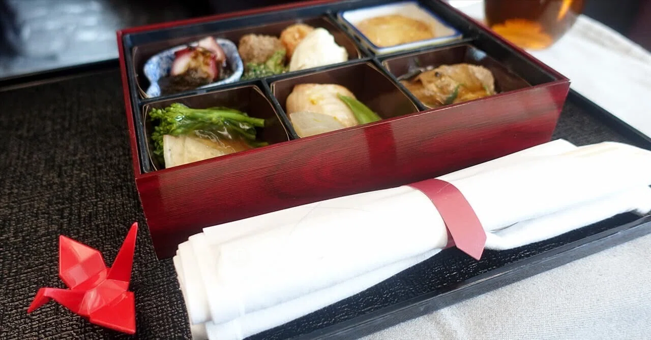JAL国際線ビジネスクラスの機内食をレビュー！提供時間も紹介｜お得