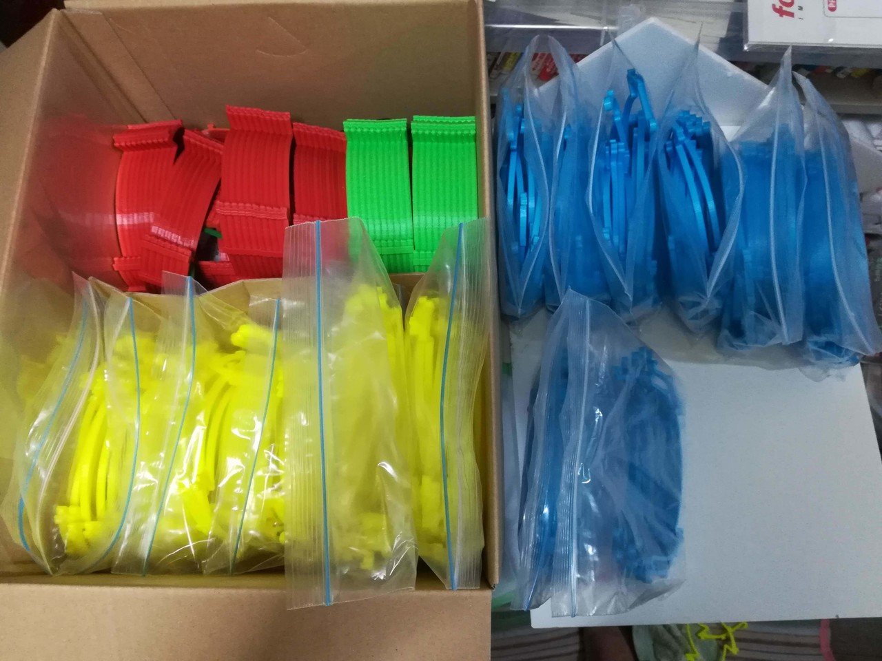 チームカラーに合わせたフェイスシールドを届ける活動 だんちょ コロナ禍にjリーグができる社会支援を考えるサポーター Note