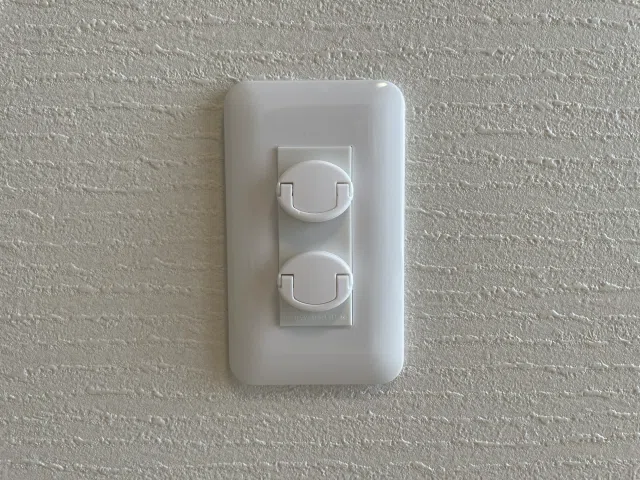 Preventing accidents at electrical outlets! Thoroughly blocking holes ...