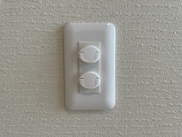 Electrical Outlet Computer Preventing accidents at electrical outlets! Thoroughly blocking holes ...