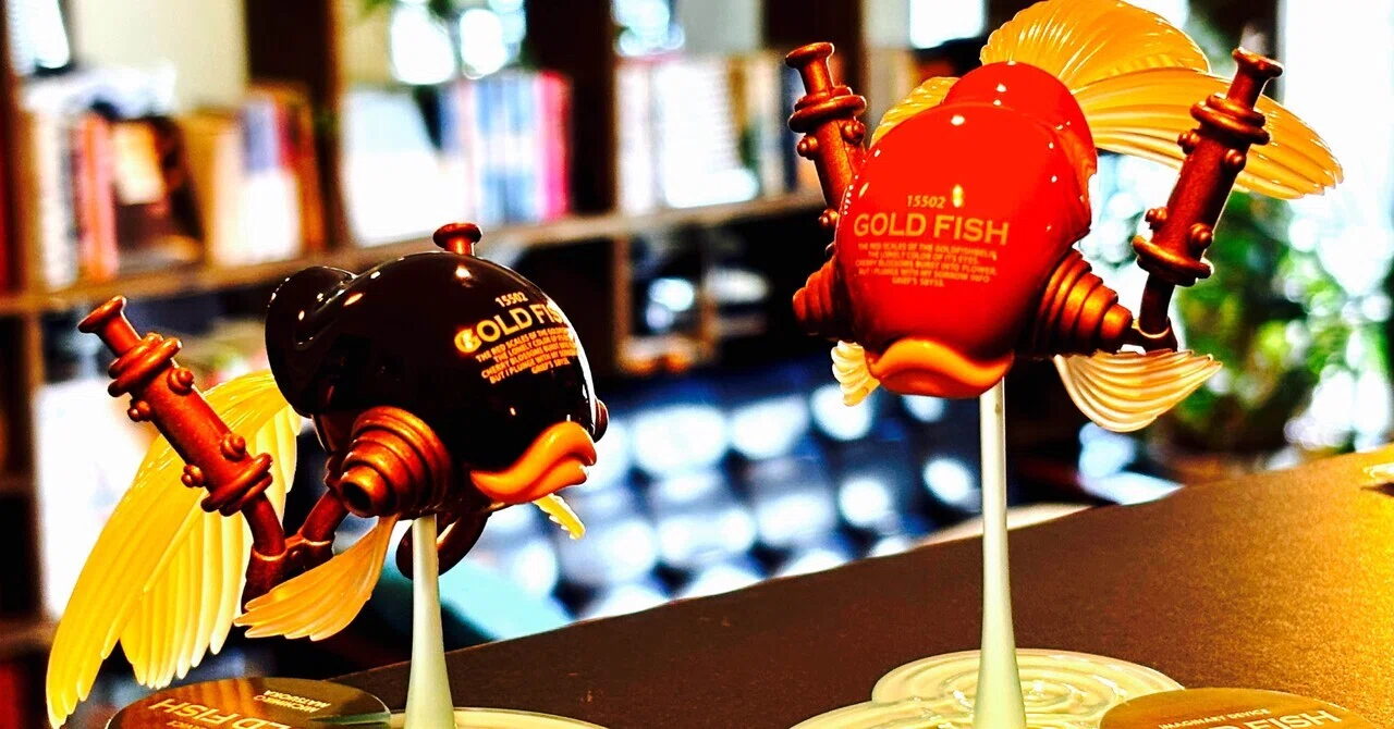 机の上を泳ぐ、機械じかけの金魚。──グッスマ「GOLD FISH 緋／紺」と