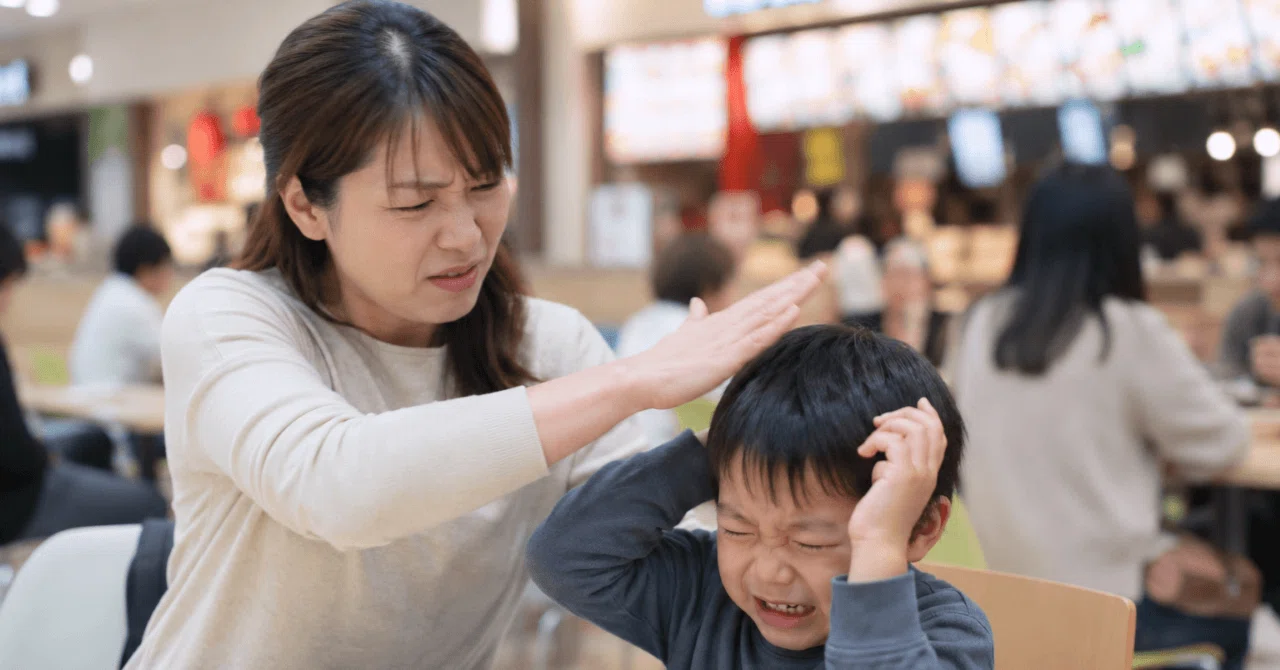 フードコートで見かけた「子どもの頭を叩く場面」から考える親子の心｜心療内科医カズ