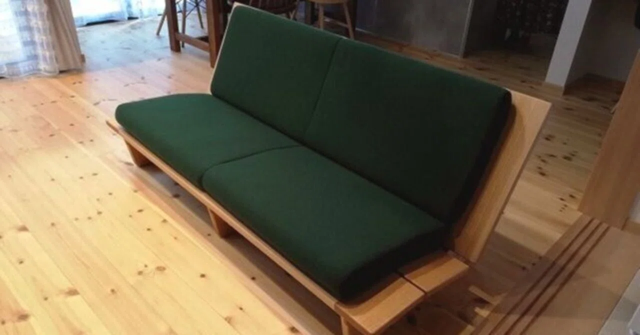 383, The Season of Fresh Greenery: A Sofa That Is Easy on the Eyes 