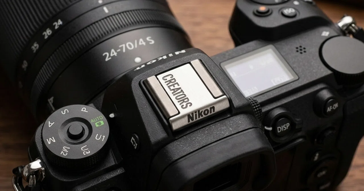 ホットシューカバーに4,500円、でも、これはちょっと欲しくなる──Nikon CREATORS ASC-07という小さな沼｜あかうさ📸