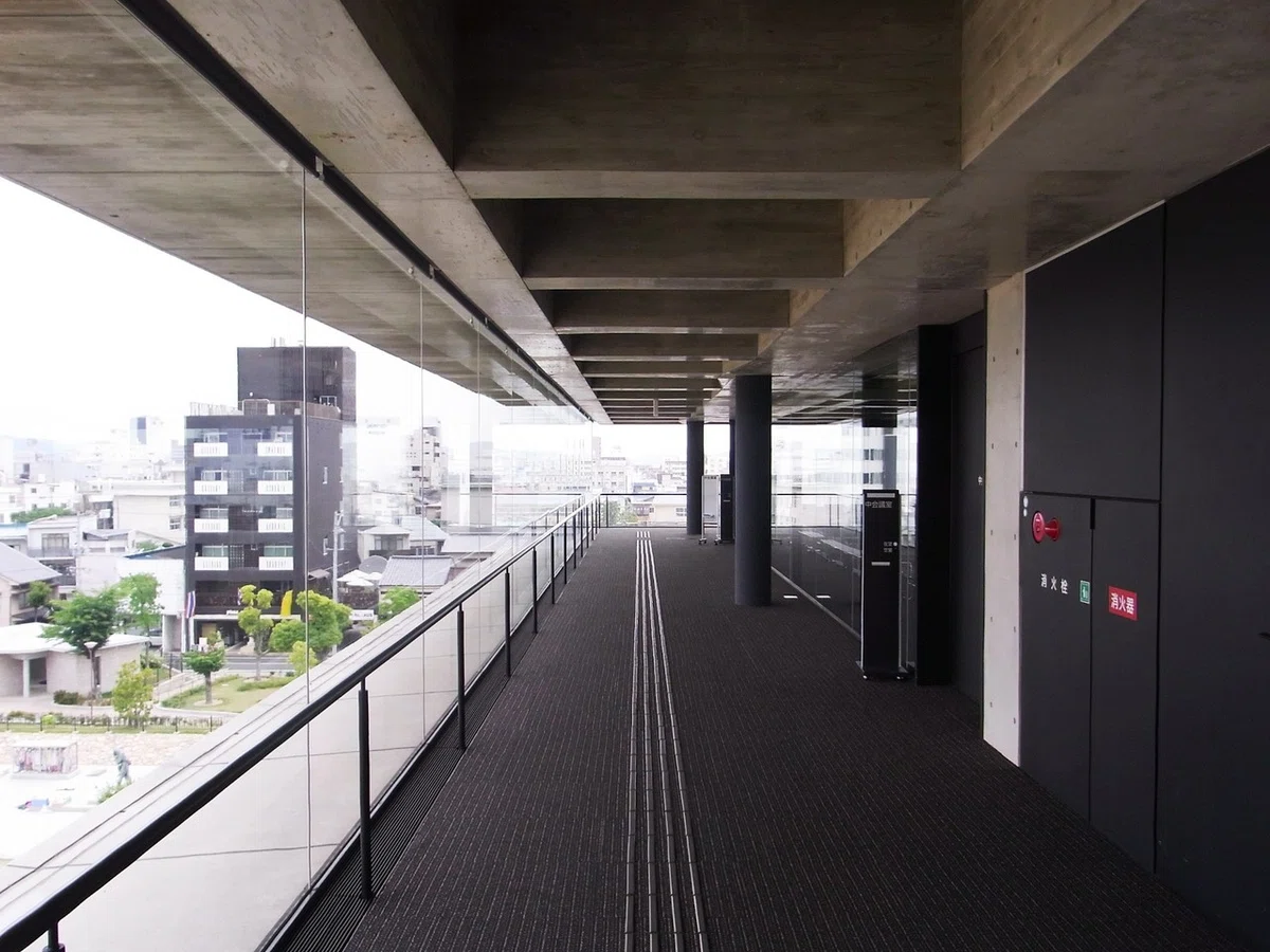 浮遊する大庇 学びの館ローズコム (建築物語14)｜ぱなおとぱなこ