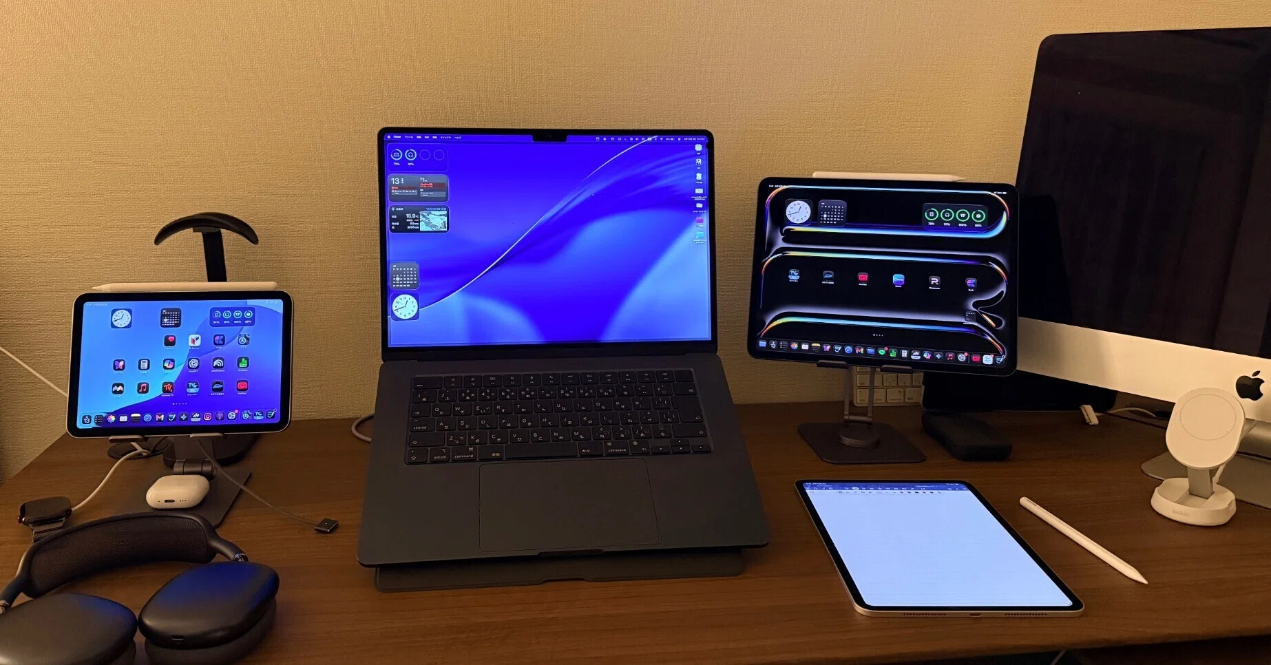 最強デスク環境！MacBook Air M3+AppleMagicマウス他 Perfect desk setup with M3 MacBook Air - no cables in sight - YouTube