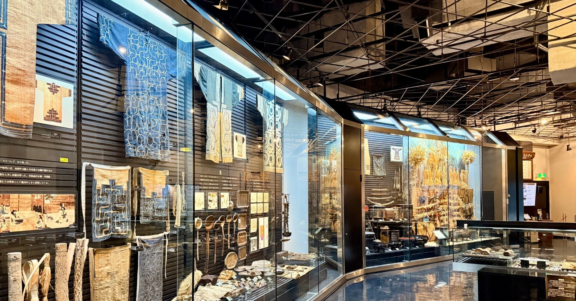 北海道】釧路市立博物館4階展示案内｜サコㇿべの人々と木彫作品