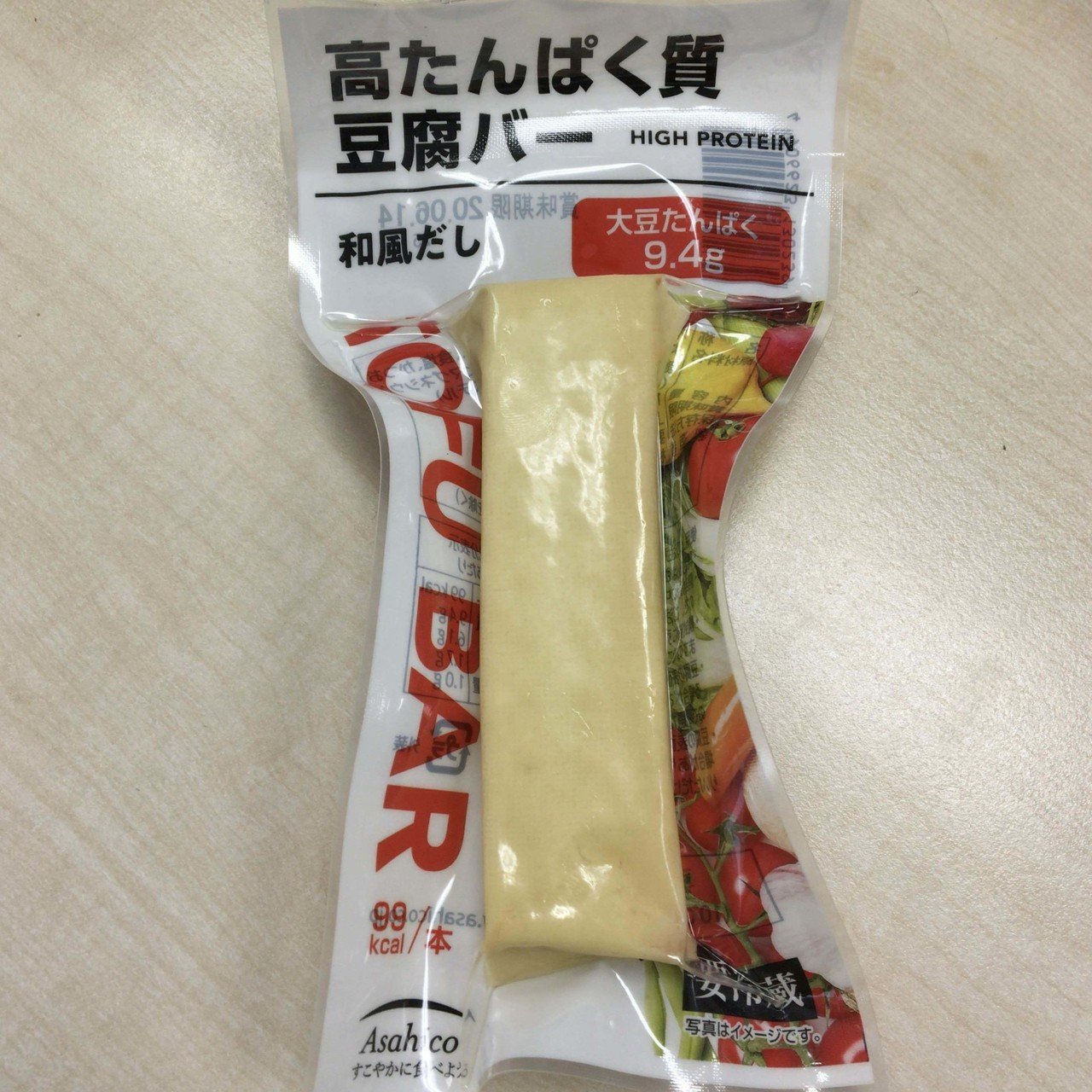 タンパク質補給に 個人的にはこれがbest Solutionかもしれない 職場近くのコンビニで売ってた 高たんぱく質 豆腐バー 何よりも サラダチキンみたく塩辛くないのがよい 44mu Note