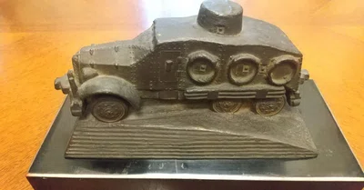 装甲自動車の青銅製置物