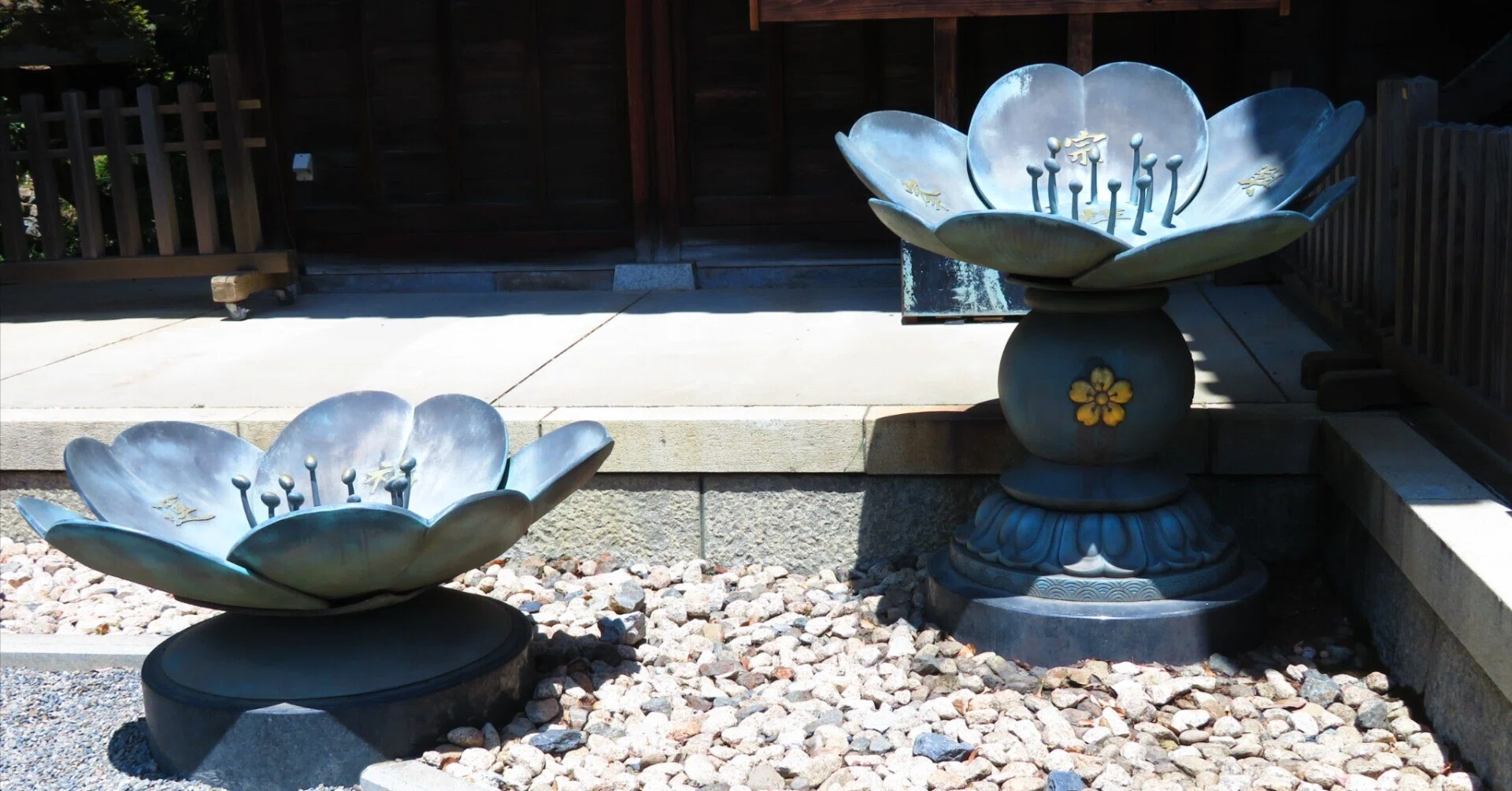 深大寺のバラ園｜鏡の中の自分