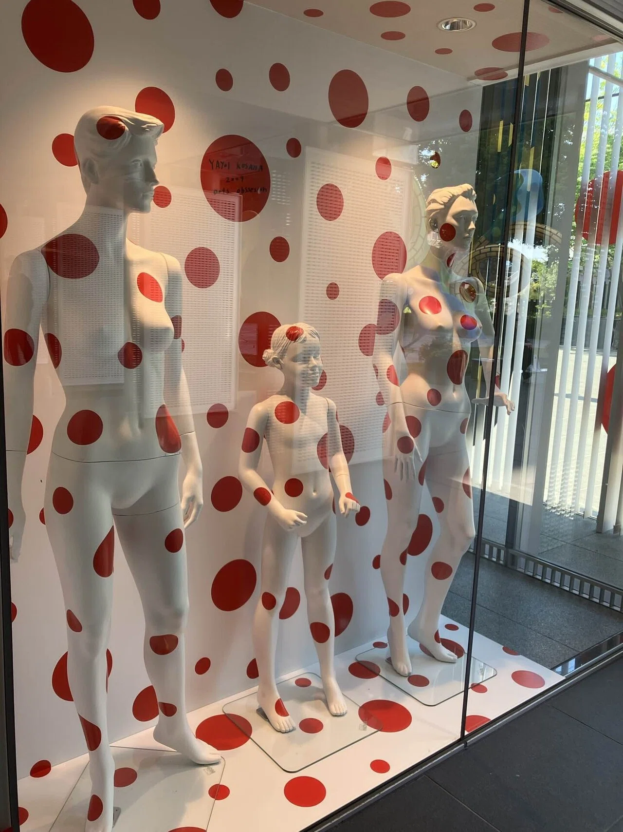 こんなに可愛くて高価な服の世界があるんだなあ！「つぐ ミナ