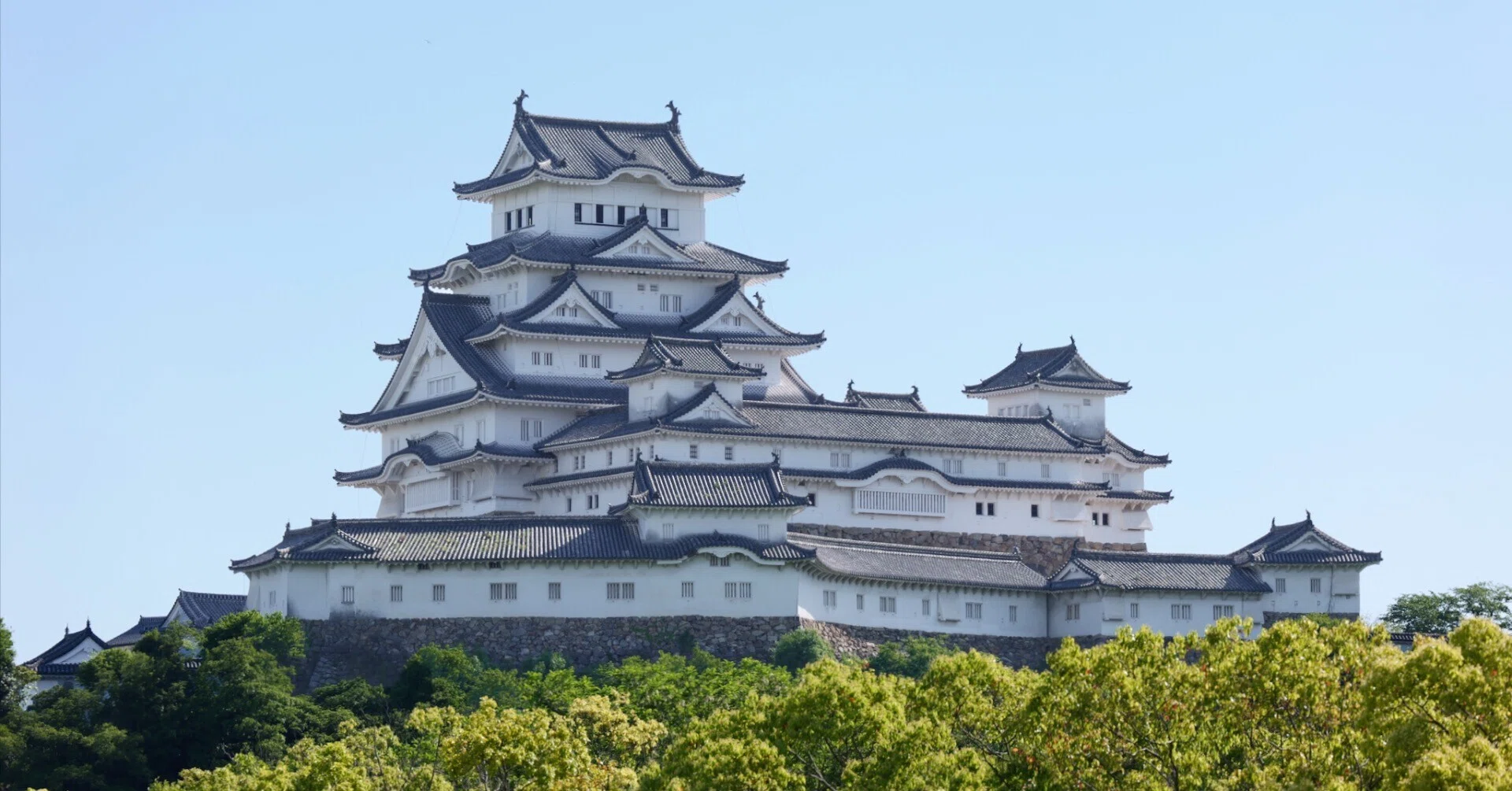 姫路城は、見る場所で別の城になる。 南だけ見て帰るのは
