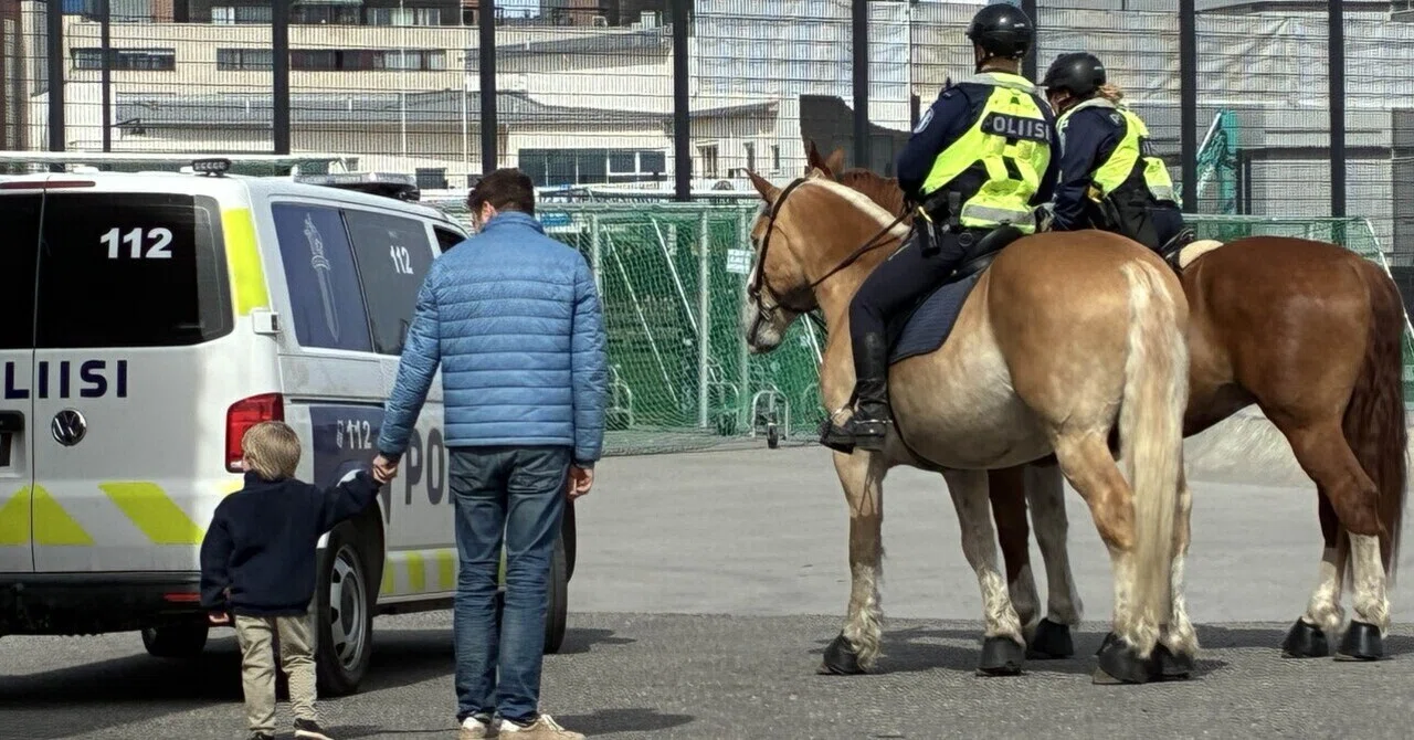 Life in Finland- 騎馬警官がパトロールする街｜森しろ｜in Finland