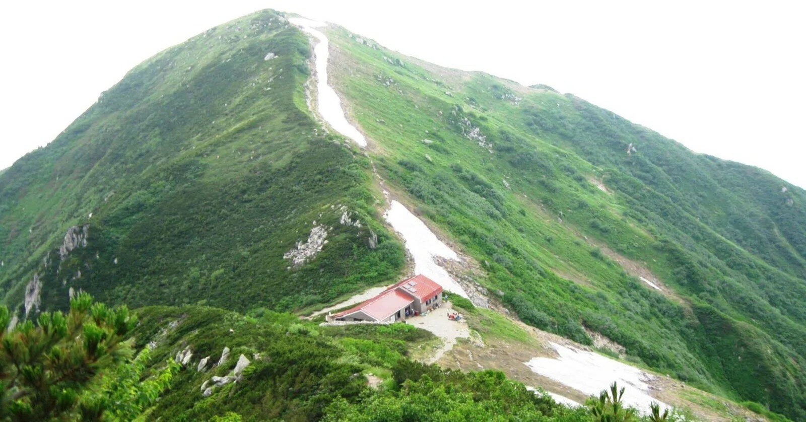 山小屋の赤い屋根が見える｜砂漠渓