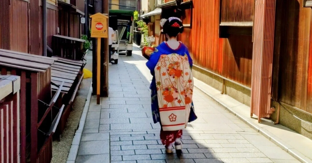 花見小路で、舞妓さんとすれ違う午後｜立本寺みき
