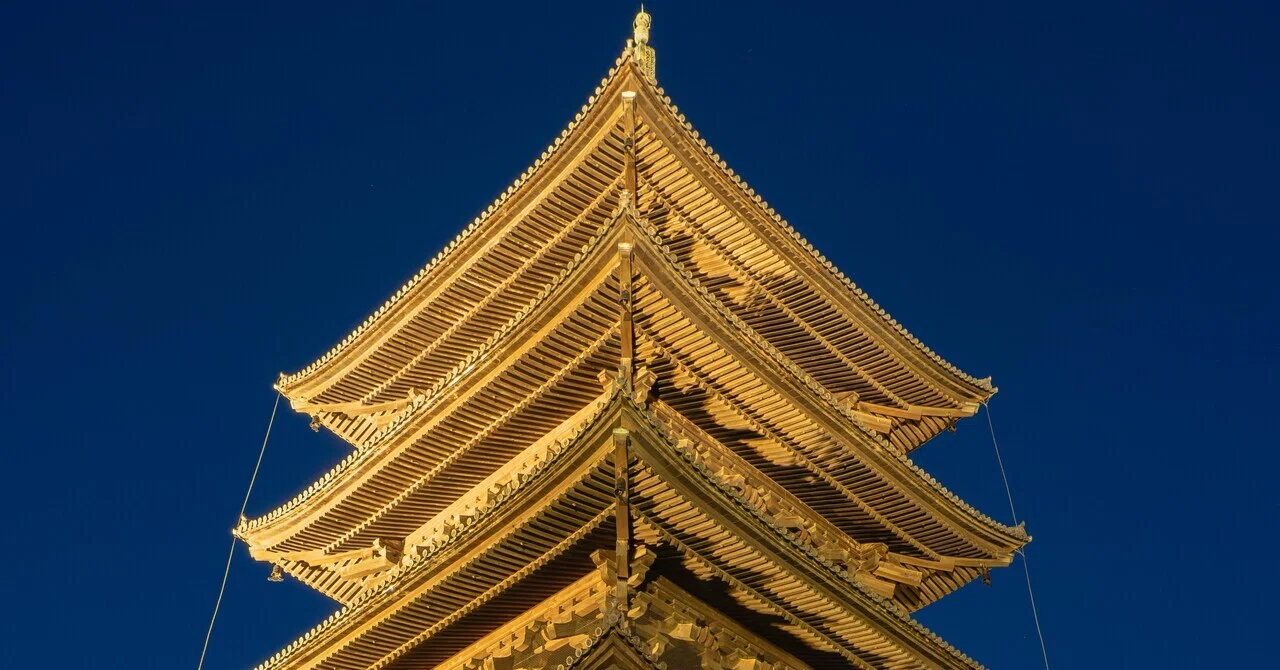 寺院と仏塔の風景画 金色フレーム 京都の夜、新旧二つの塔。東寺五重塔ライトアップ｜KATSUMI