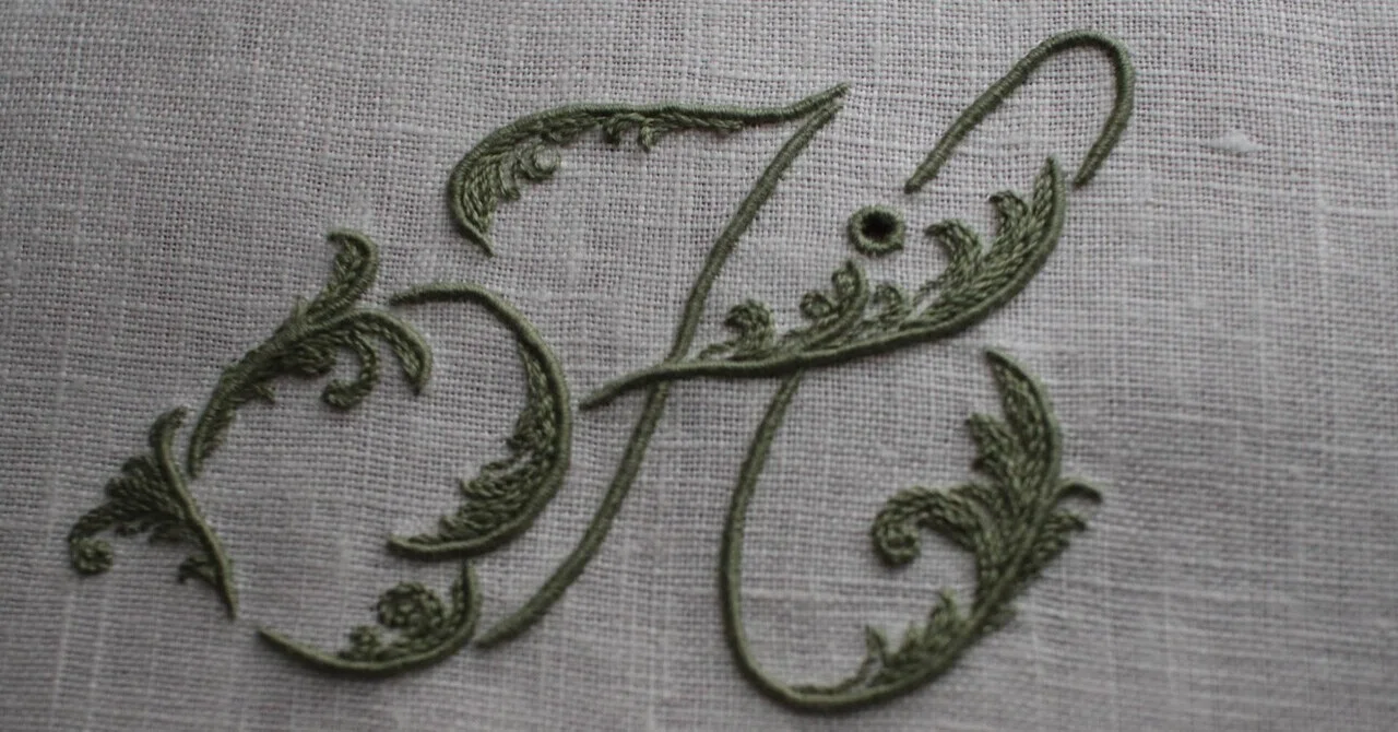 アンティーク好きが惹かれるモノグラム刺繍と細いサテンステッチのコツ