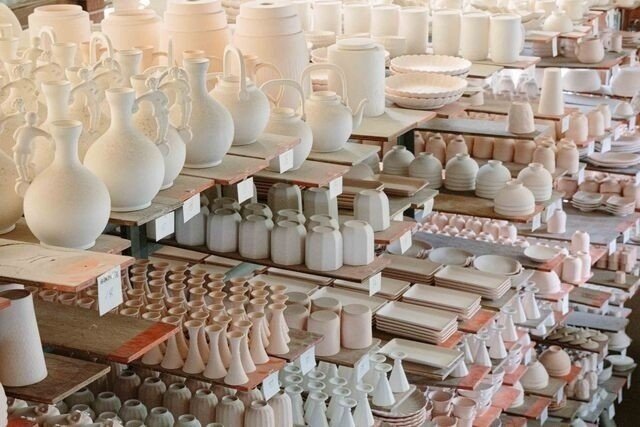 かつて海を旅した伝統の波佐見焼コンプラ瓶を現代に。林九郎窯の手仕事