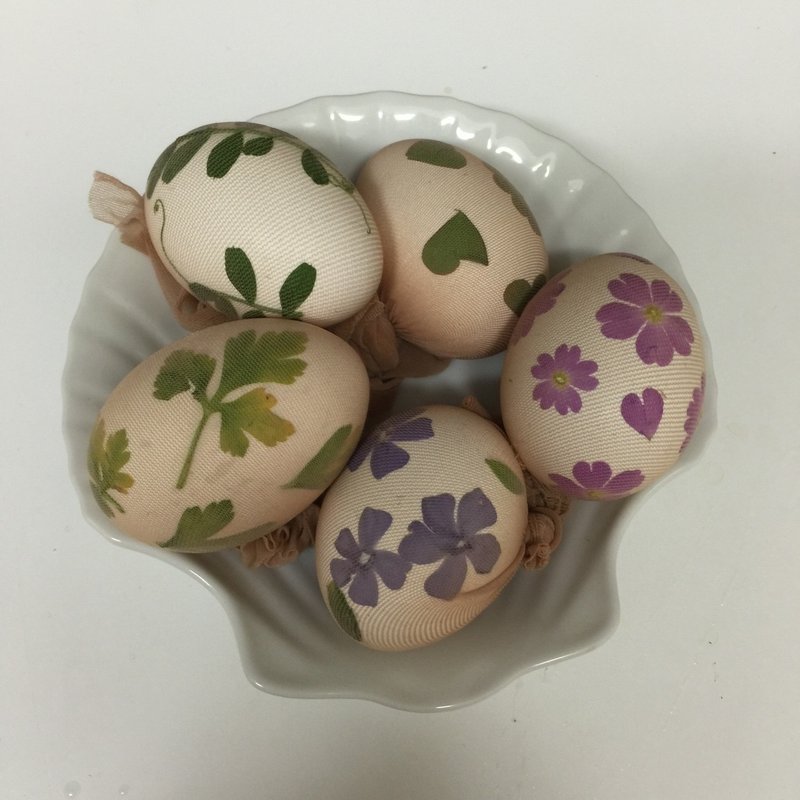 Naturally Dyed Easter Eggs 自然素材で染めるイースターエッグ Fukuko Note Naturally Dyed Easter Eggs 自然素材で染めるイースターエッグ Fukuko Note