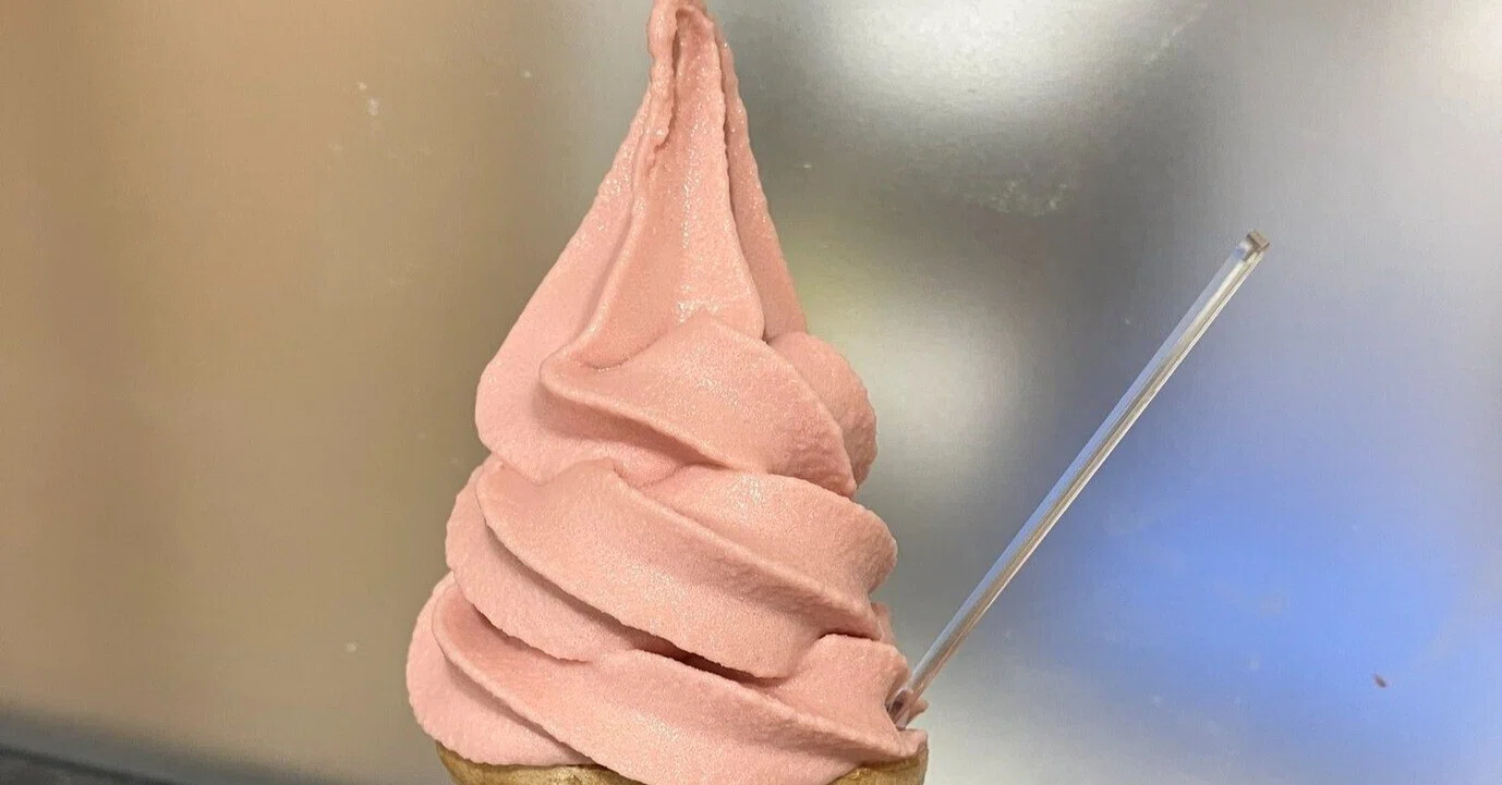 ピンクのソフトクリーム、苺と梅。きれい。｜多利田くみ Tarita Kumi