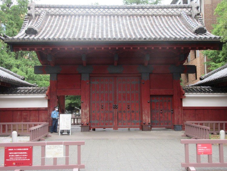 【東京大学】

1877年創立。言わずと知れた国内最高峰の大学です。欧米諸国の諸制度に倣った日本国内で初の近代的な大学として設立されており、構内の至る所に表現されています。本郷キャンパスの赤門は東大の象徴の一つで、国の重要文化財に指定されています。