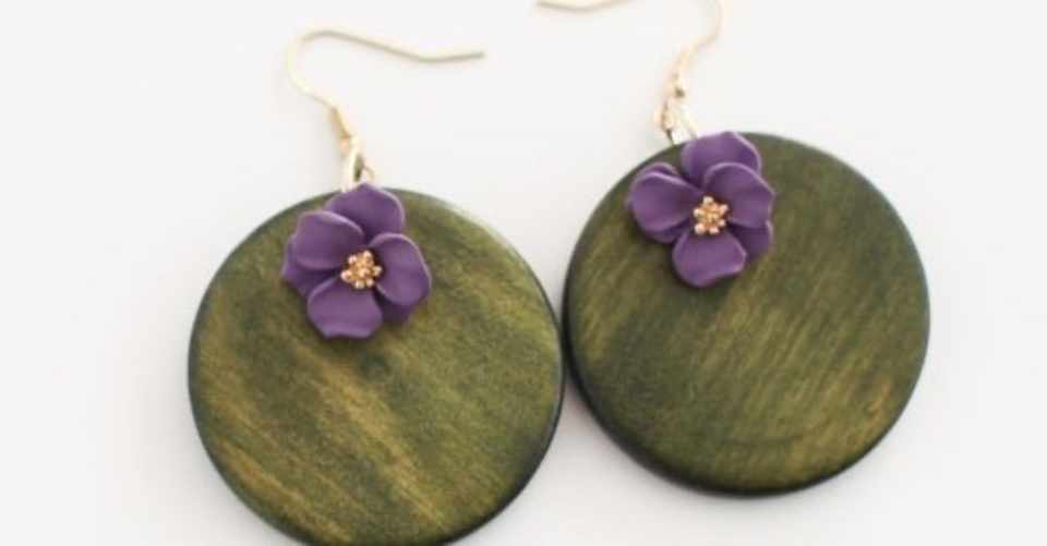 木の円と紫の花の大ぶりピアス イヤリング 一点もの Nemomo Note